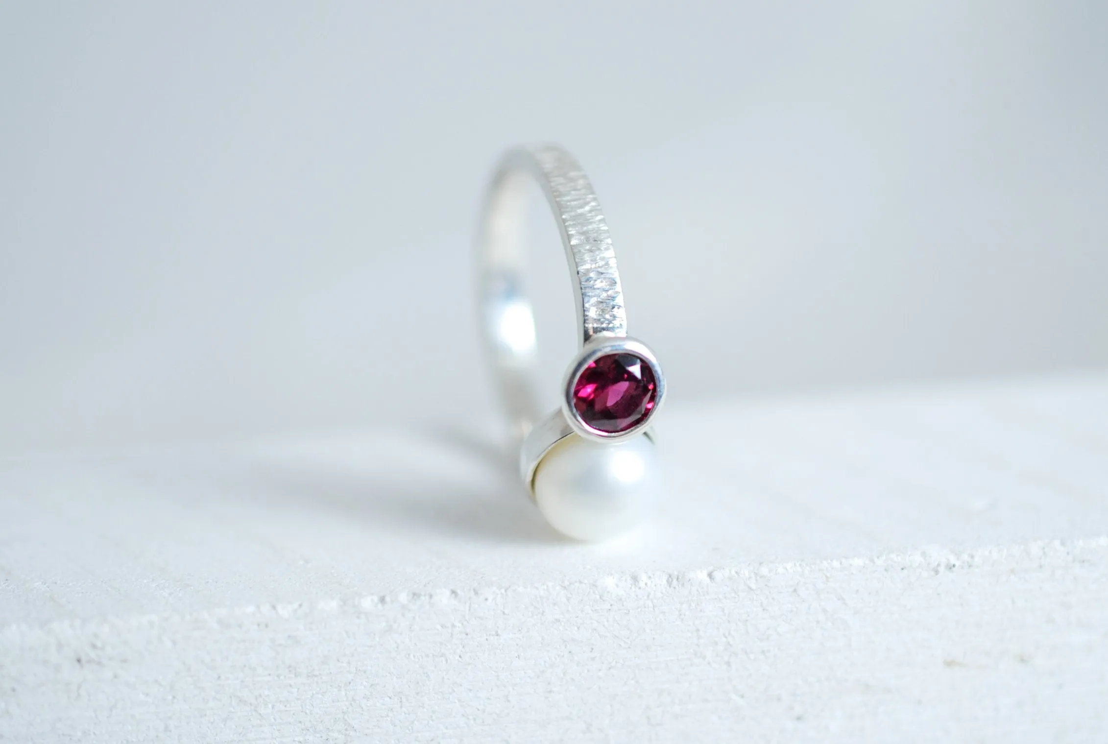 Elegant Silver ring with white pearl and red garnet