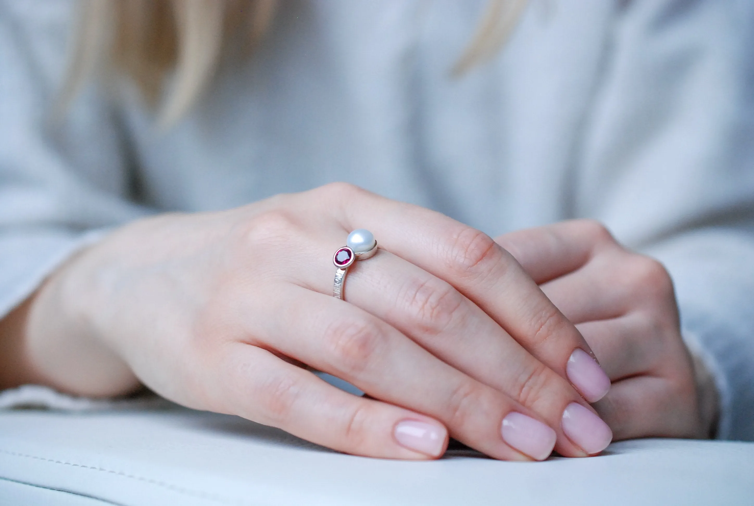 Elegant Silver ring with white pearl and red garnet