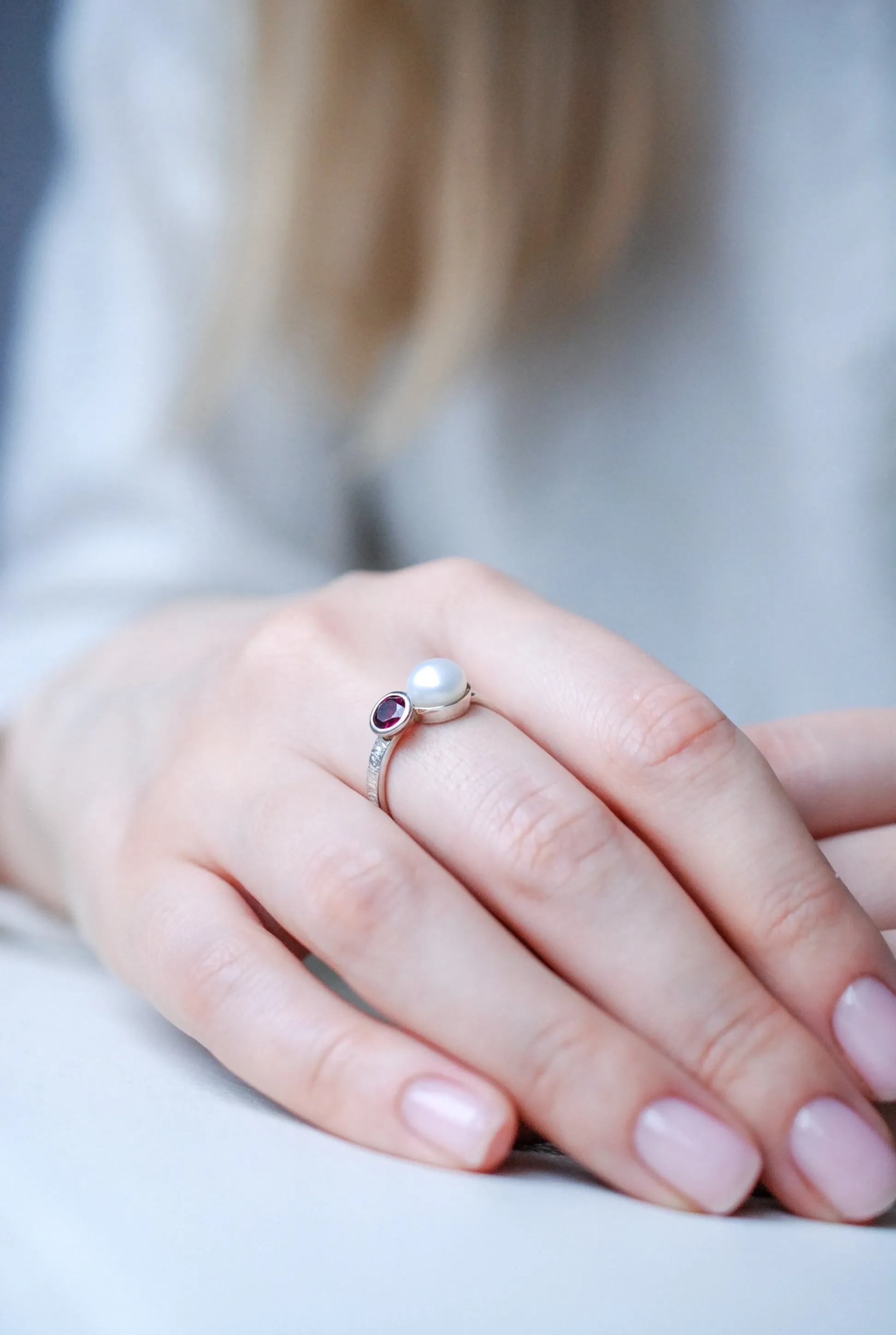 Elegant Silver ring with white pearl and red garnet