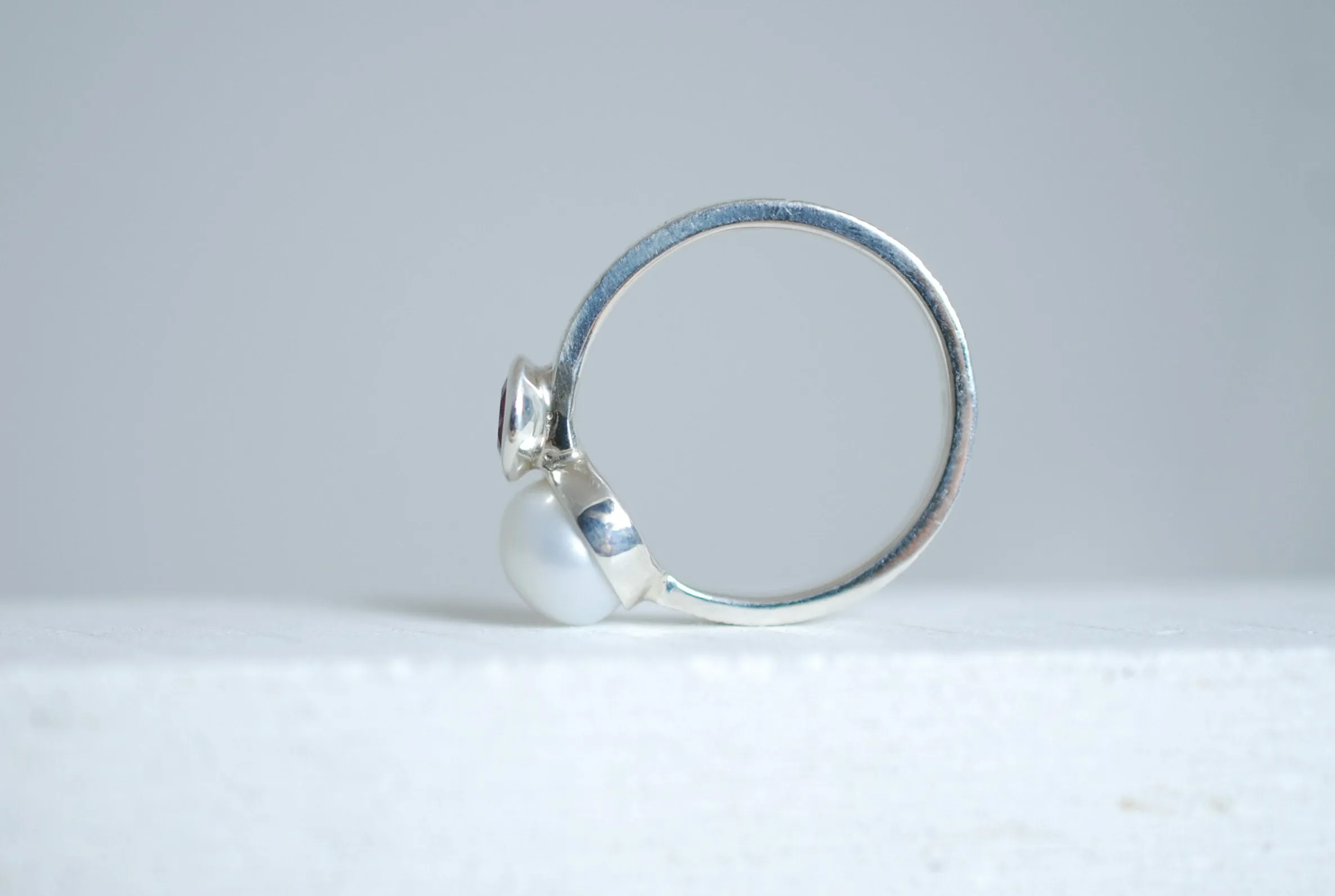 Elegant Silver ring with white pearl and red garnet