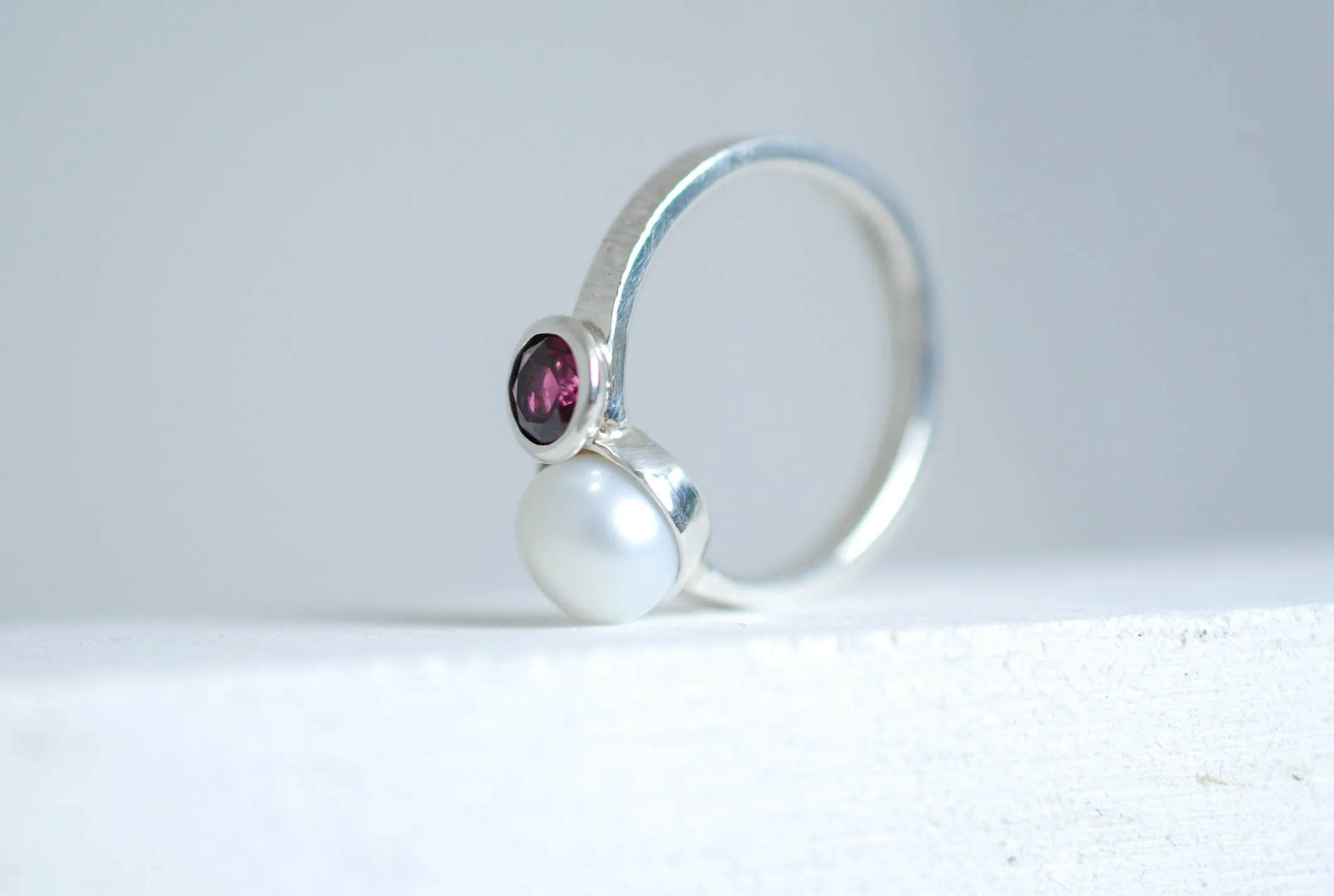 Elegant Silver ring with white pearl and red garnet