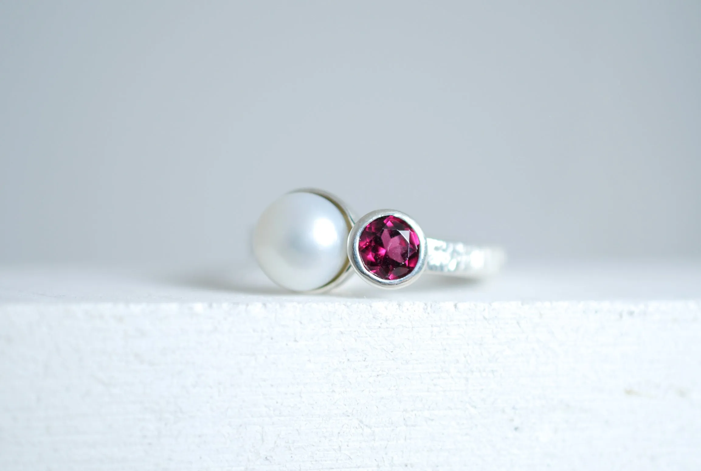 Elegant Silver ring with white pearl and red garnet
