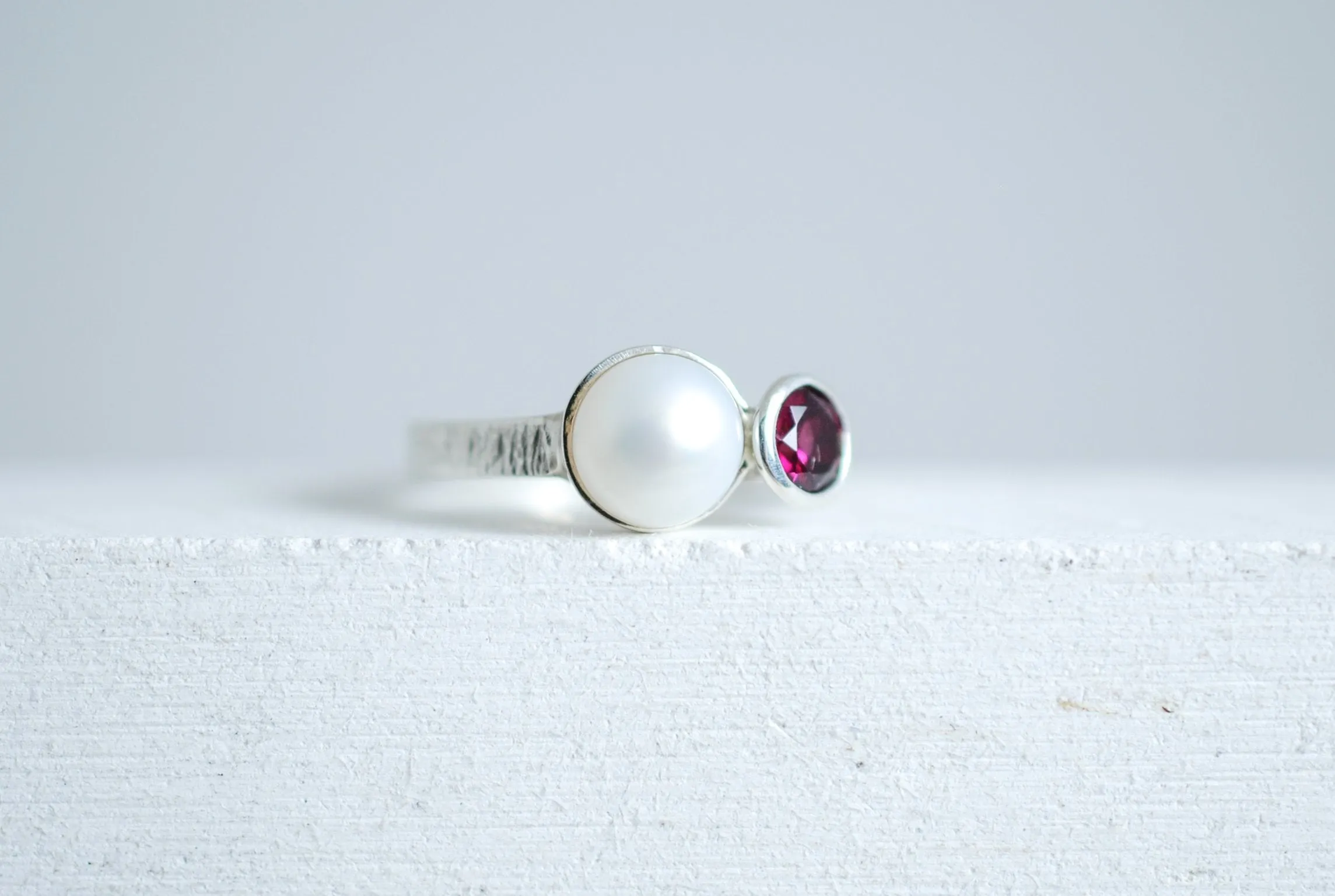 Elegant Silver ring with white pearl and red garnet