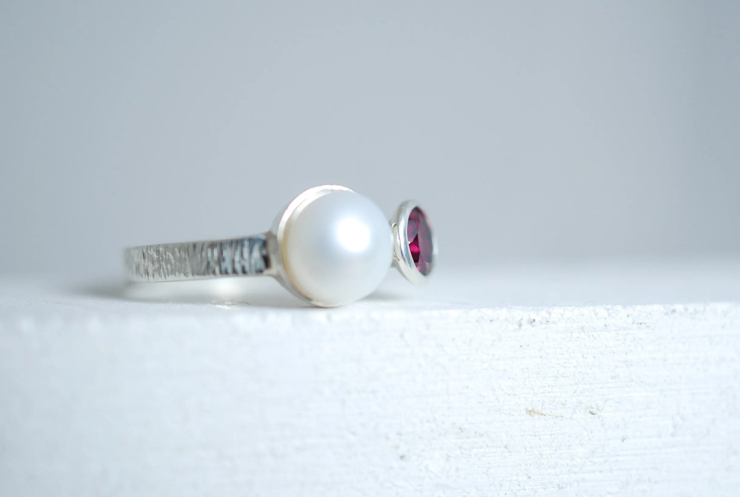 Elegant Silver ring with white pearl and red garnet