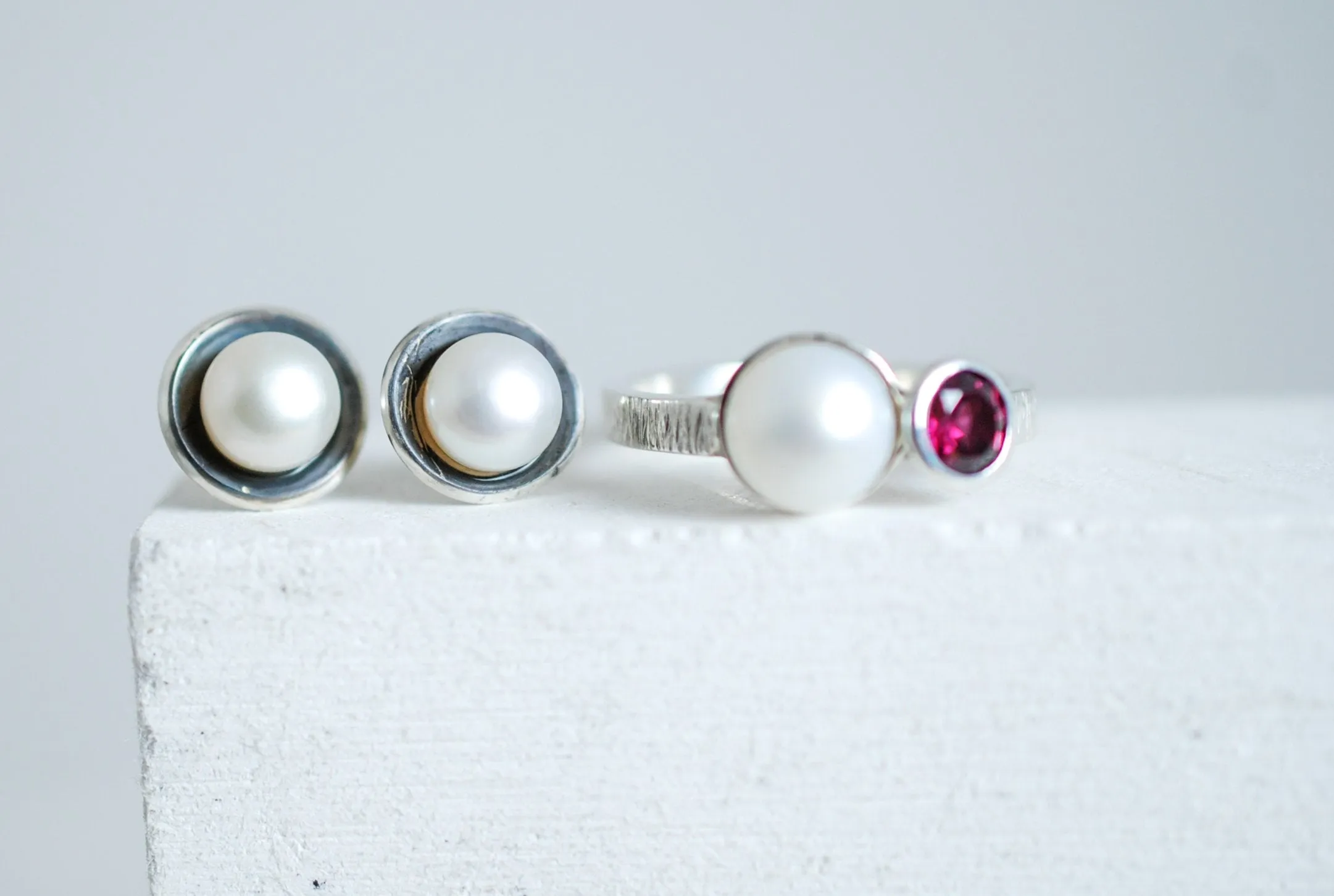 Elegant Silver ring with white pearl and red garnet